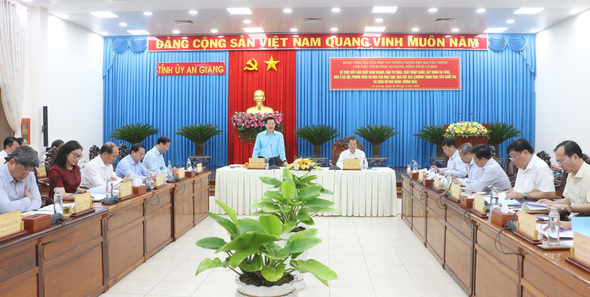 Quang cảnh buổi làm việc. Ảnh: Duy Anh