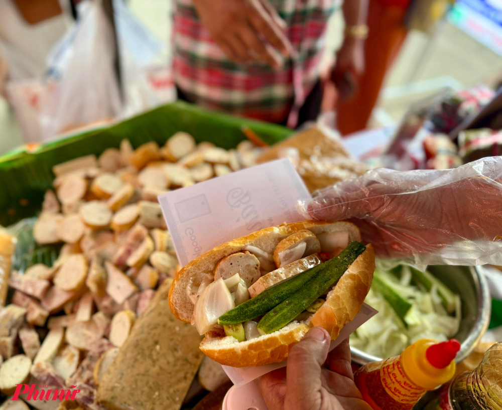 Quầy bánh mì Cụ Lý với những món chả, rau, dưa cơ bản nhưng luôn thu hút đông đảo người dân chờ thưởng thức.