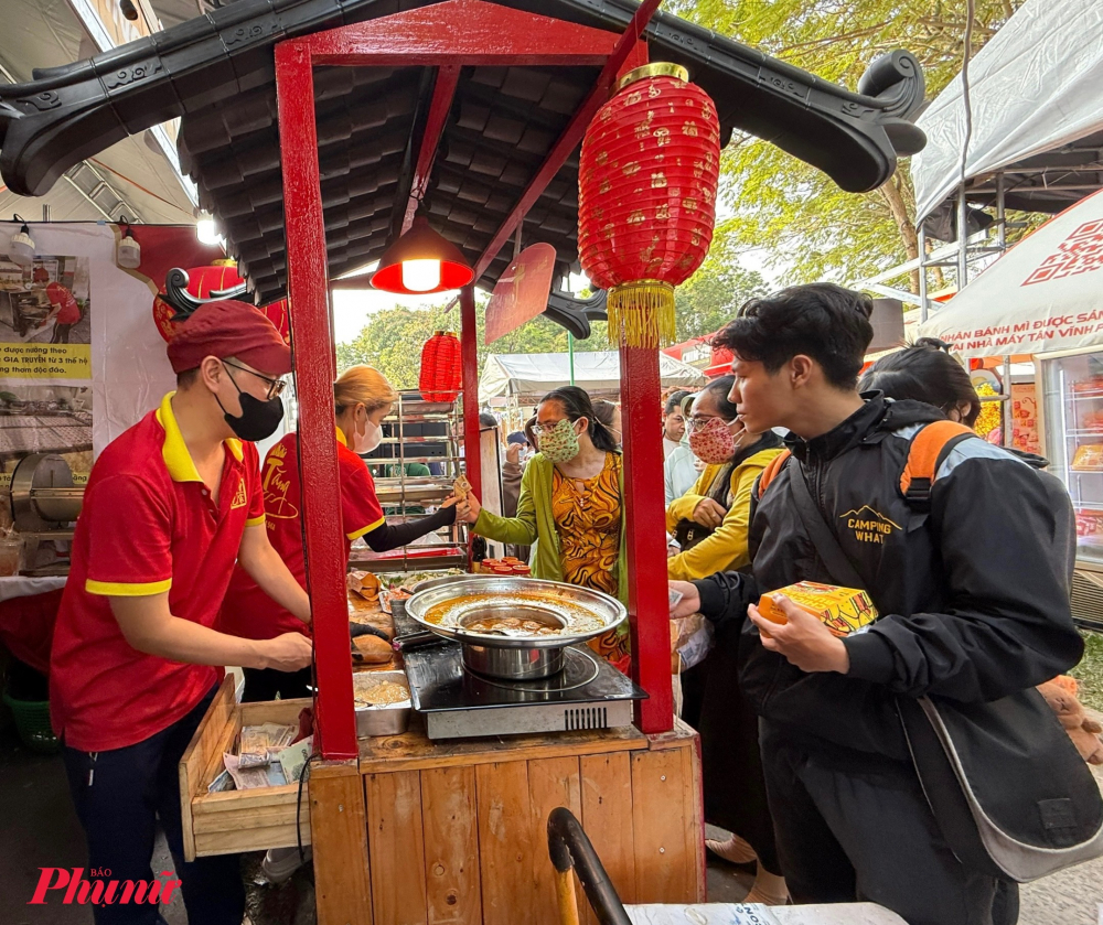 Bánh mì được bán tại lễ hội khá phong phú từ thịt, chả, pate, xá xíu truyền thống đến các loại topping ăn mới như thủy hải sản. 