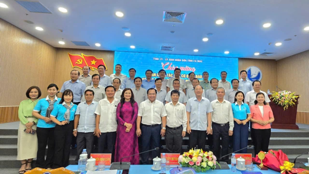 trương của   Lãnh đạo tỉnh Cà Mau chụp ảnh lưu niệm với lãnh đạo các cơ quan báo chí ở TPHCM Lãnh đạo tỉnh Cà Mau chụp ảnh lưu niệm với lãnh đạo các cơ quan báo chí ở TPHCM