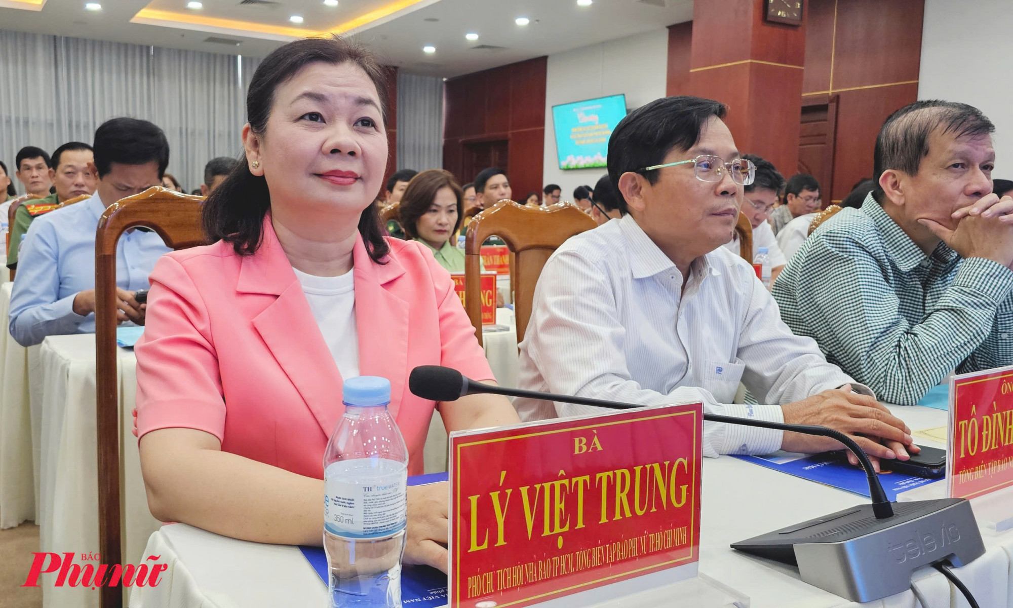 Bà Lý Việt Trung - Tổng Biên tập Báo Phụ Nữ TPHCM...