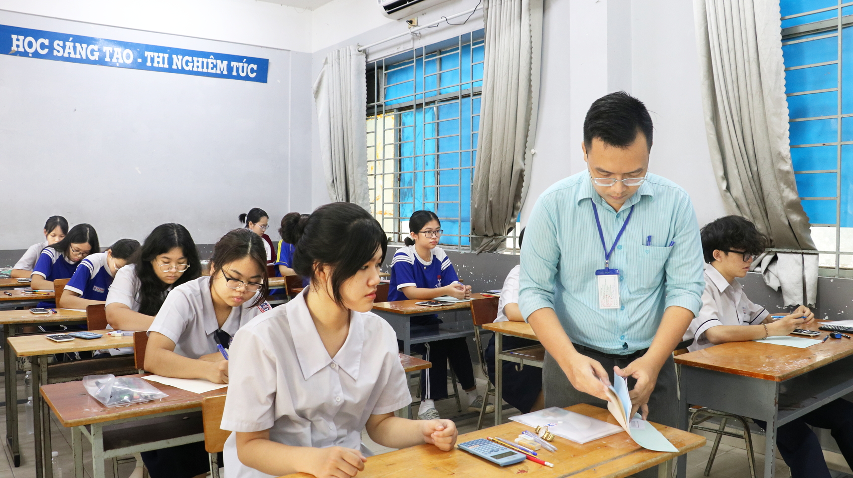 Thí sinh tham dự kỳ thi tốt nghiệp THPT năm 2024 tại TPHCM  - ẢNH: TRANG THƯ
