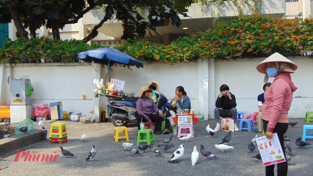 Sau khi dùng bữa sáng, bạn có thể đi dạo quanh khu vực công viên Thống Nhất hoặc khu vực nhà thờ Đức Bà gần đó để có thể ngồi chill tại những quán cà phê bệt giữa lòng Quận 1. Cà phê bệt là một nét văn hóa đặc sắc, lâu đời của Sài Gòn, nơi mà người ta có thể thưởng thức cà phê ngay trên vỉa hè, công viên, hay bất cứ nơi nào có không gian thoáng mát và rộng rãi.