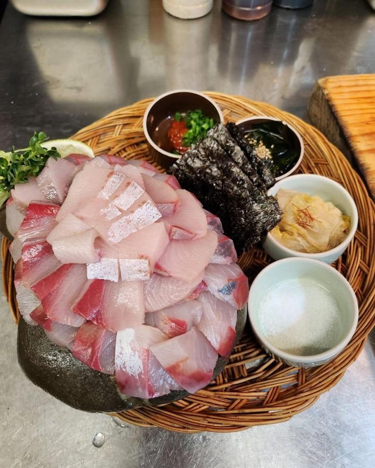 Một món sashimi cá đuôi vàng từ Banggo Pocha