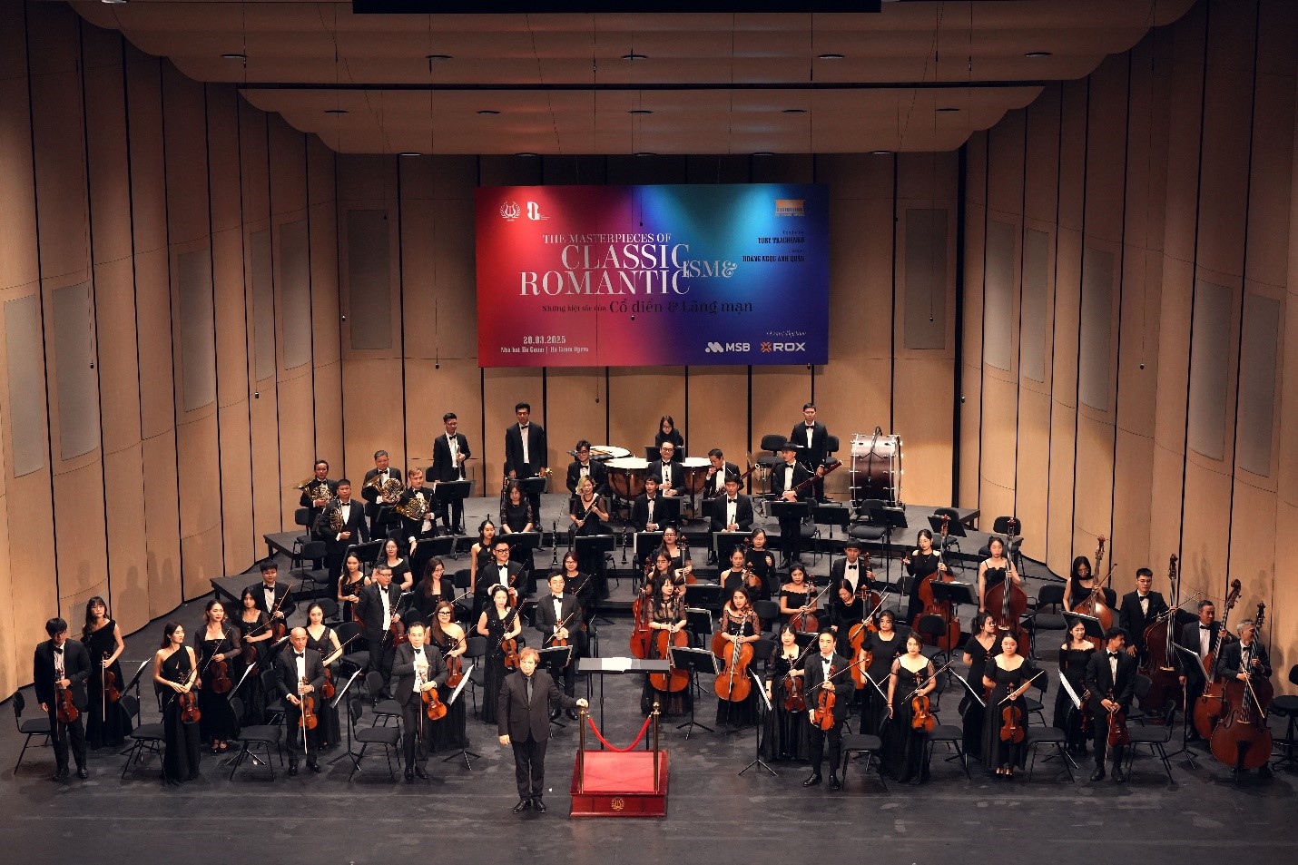 Nhạc trưởng Yuri Tkachenko và Dàn nhạc Giao hưởng Hà Nội chào và tri ân khán giả - Ảnh: ROX Group