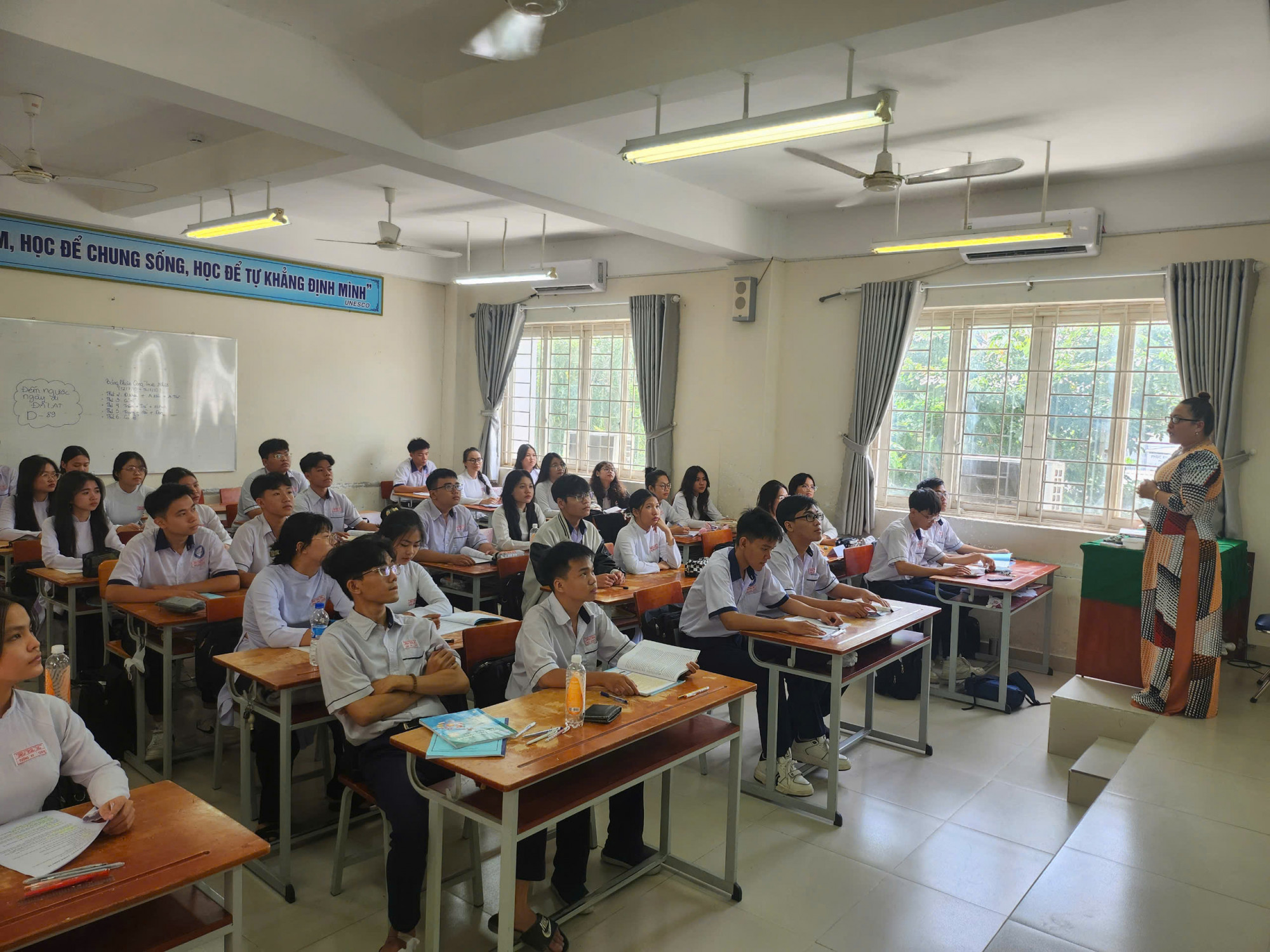 Học sinh Trường THPT Hồ Thị Bi trong một tiết học - Ảnh: T.T.