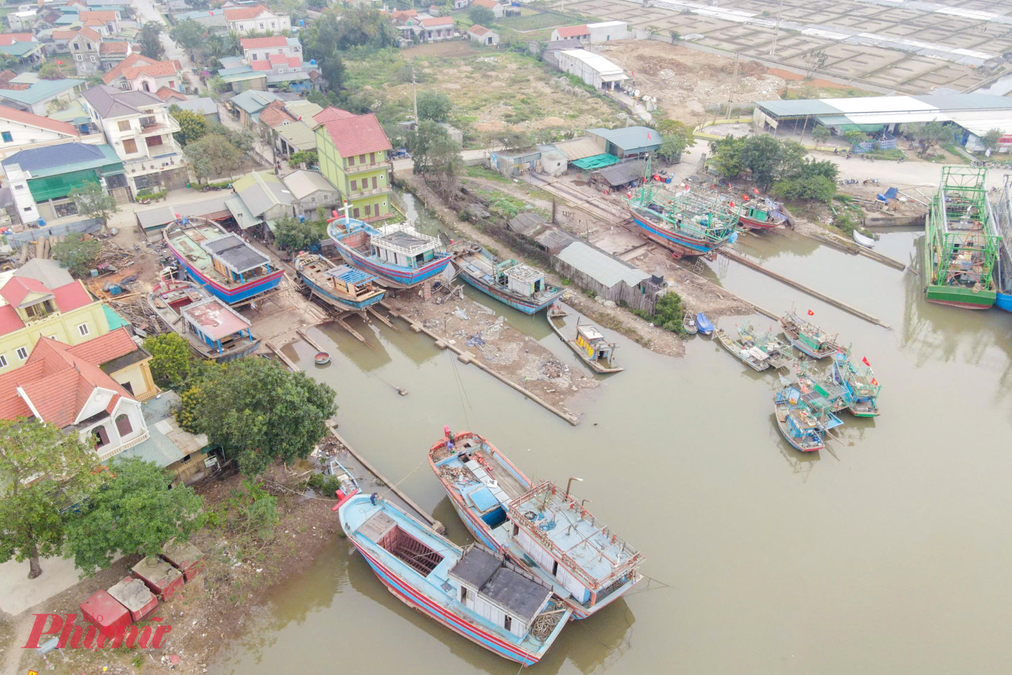 Để những con tàu có thể trụ vững trước gió bão, sóng quật sau một thời gian dài lênh đênh trên biển, những người thợ sửa thuyền không chỉ giỏi mà còn tâm huyết với nghề.