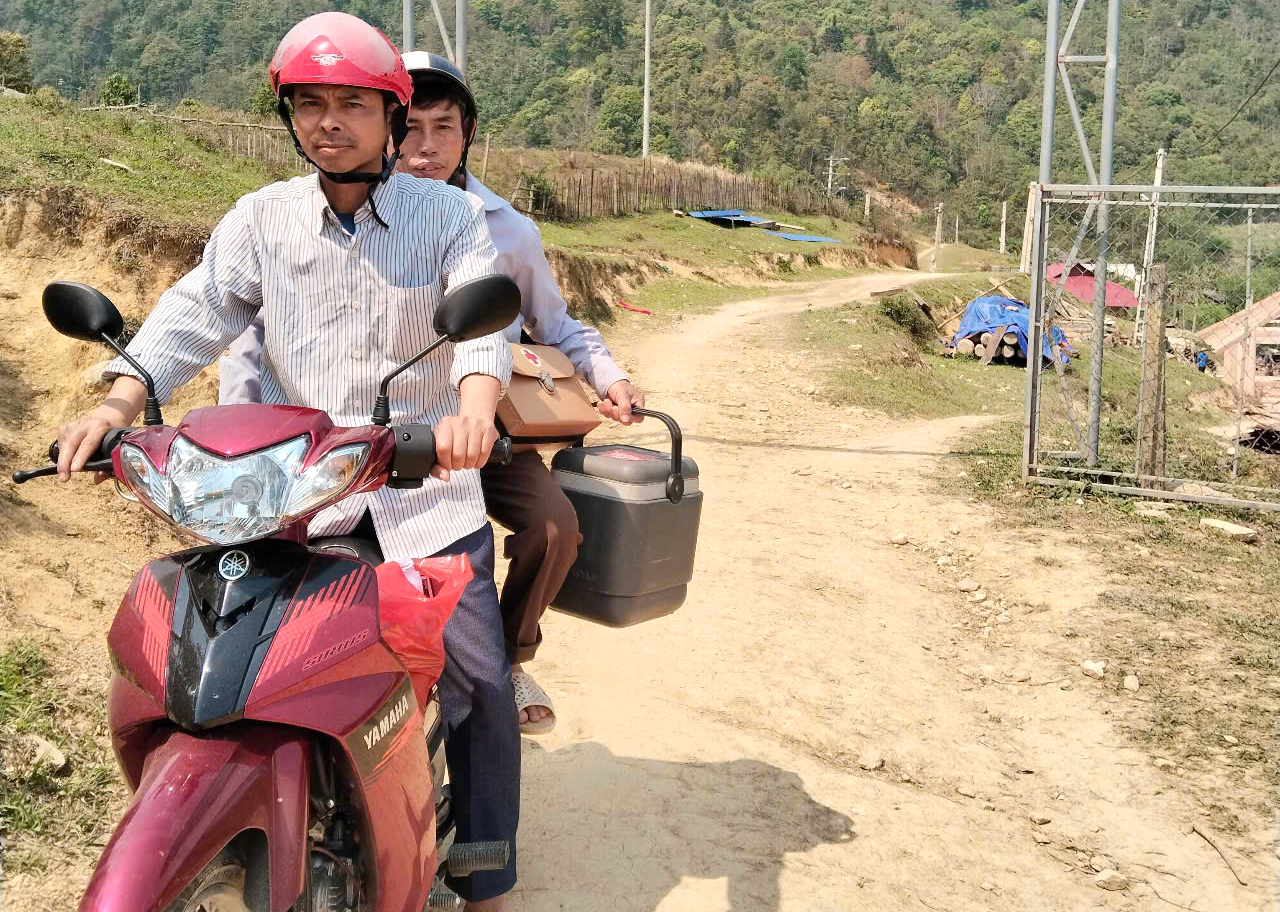 Lực lượng Trung tâm Y tế huyện Tương Dương vào các bản vùng sâu tuyên truyền, tiêm vắc xin sởi cho trẻ - Ảnh: Khánh Trung