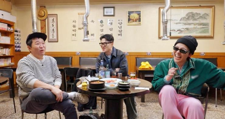 G-Dragon, bên phải, đoàn tụ với Jeong Hyung-don, bên trái, và Defconn tại Dongmyo Galbi trong một cảnh quay trong Good Day của MBC.