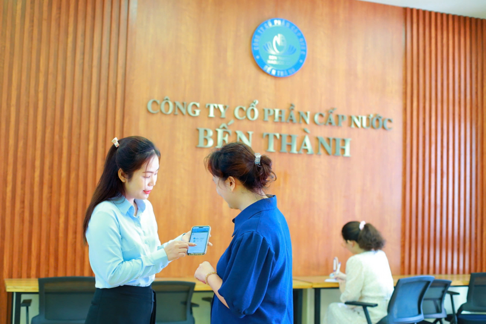 Cập nhật số định danh cá nhân để được lợi khi dùng nước sạch Nhân viên Công ty cổ phần Cấp nước Bến Thành hướng dẫn khách hàng cập nhật số định danh cá nhân để được cấp định mức nước sinh hoạt