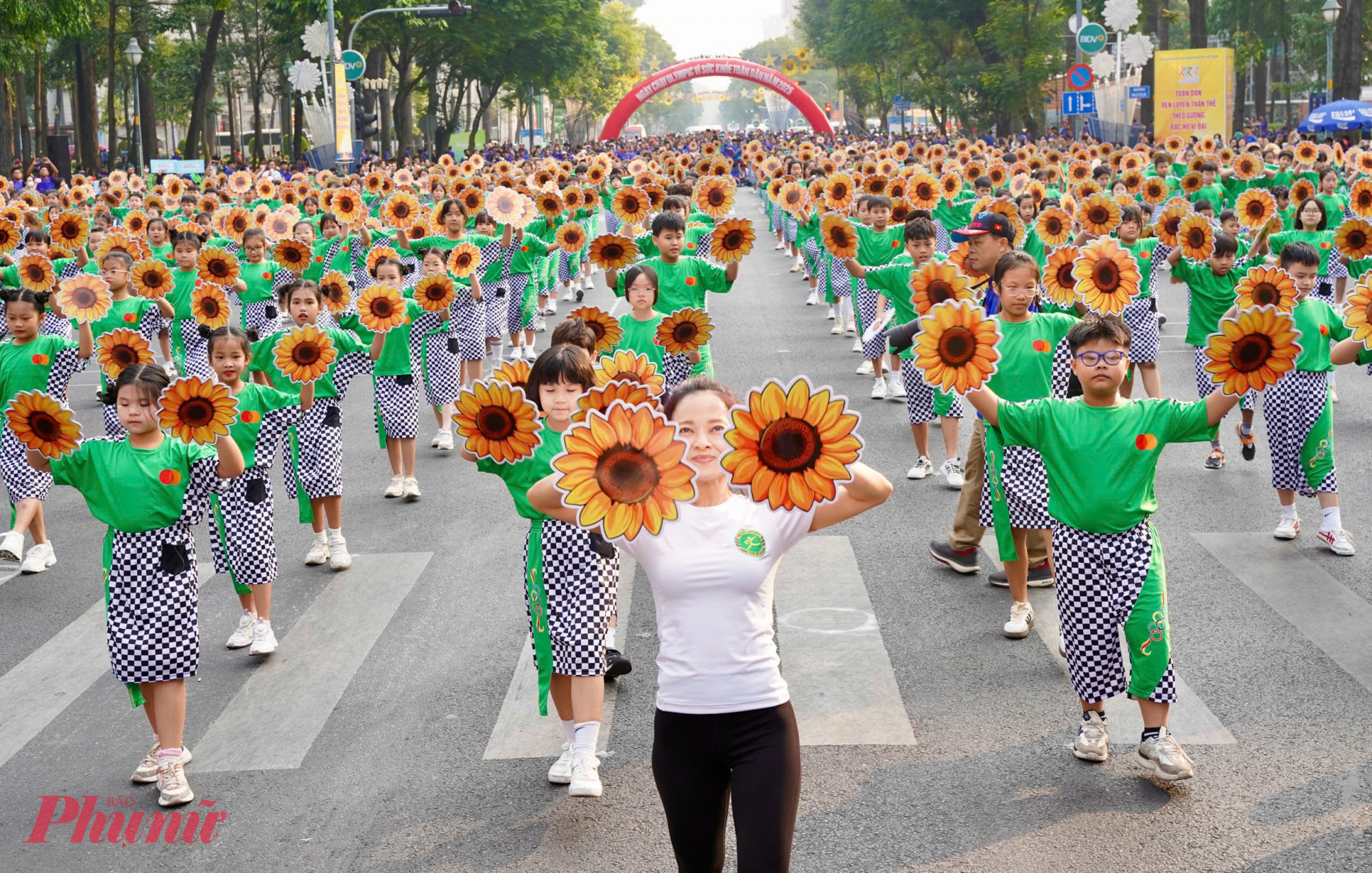 Ngày chạy Olympic vì sức khỏe toàn dân đã trở thành một sự kiện quan trọng tại TPHCM và nhiều địa phương trên cả nước, sự kiện nhằm khuyến khích người dân tham gia các hoạt động thể thao, góp phần xây dựng một xã hội khỏe mạnh.  Trong khuôn khổ lễ khai mạc, một tiết mục múa đồng diễn ấn tượng đã được trình diễn, góp phần làm phong phú thêm không khí sôi động của sự kiện.