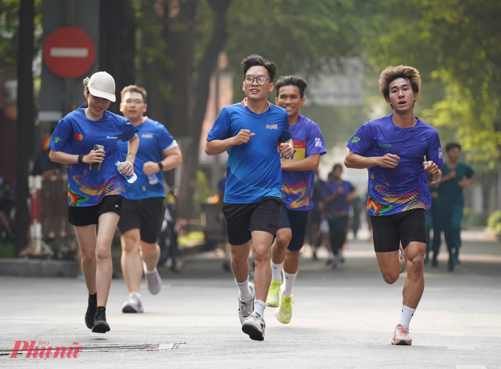 Đường chạy dài khoảng hơn 2km, đi qua nhiều tuyến đường, địa danh nổi tiếng như đường Lê Duẩn, Công viên 30 tháng 4, nhà thờ Đức Bà, đường Đồng Khởi, trụ sở UBND thành phố,…