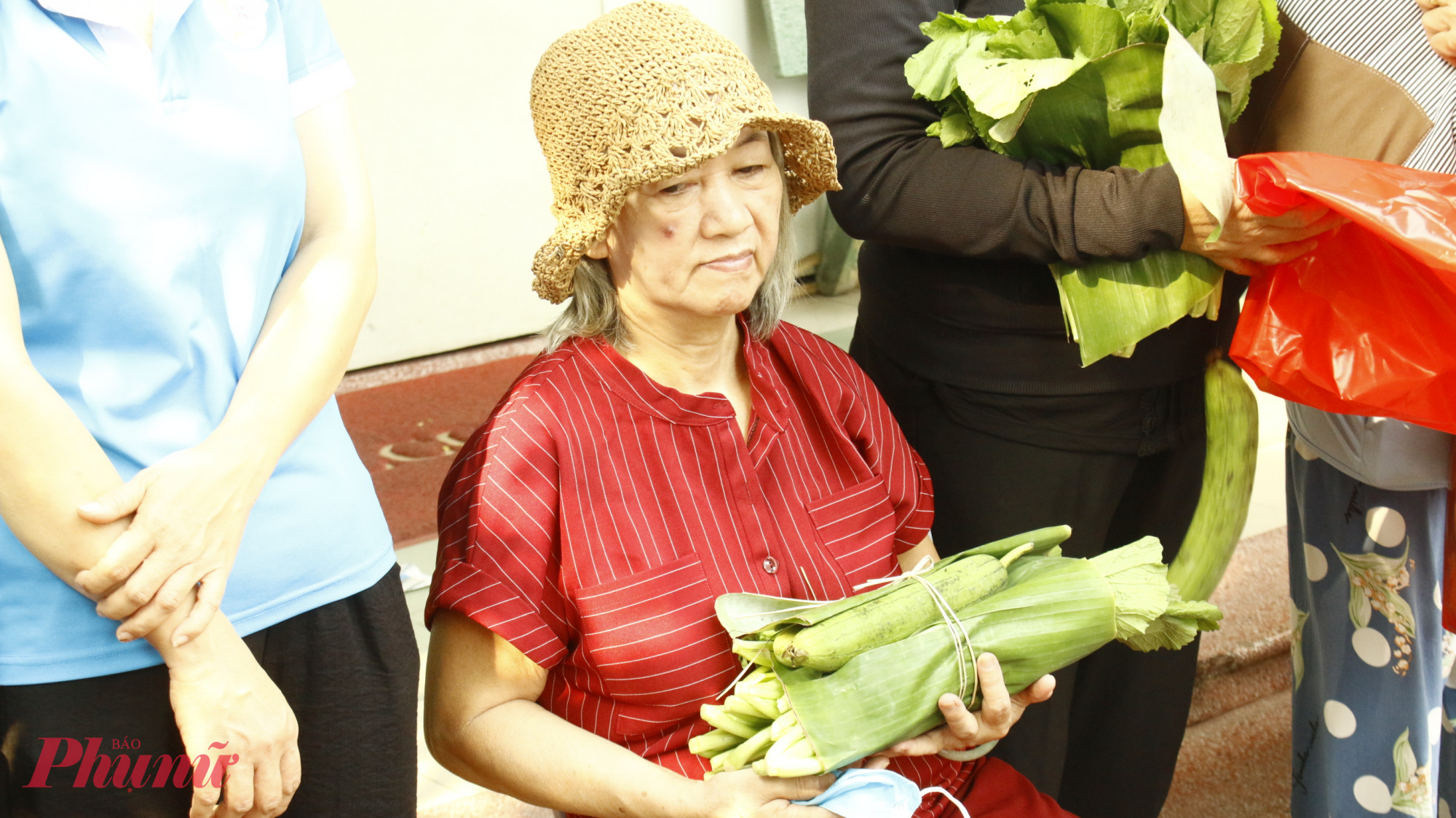 Bà Đào Thị Xuân Viên - Hội viên phụ nữ khó khăn khu phố 5, phường 1 là một trong những người được nhận hỗ trợ trong đợt này. Gia đình bà neo đơn, bản thân bà bị tai biến nên đi lại khó khăn. Được mời đến tham dự chương trình, bà Viên bày tỏ niềm vui và xúc động khi nhận được sự quan tâm, giúp đỡ từ cộng đồng. Những phần quà nhỏ này rất có ý nghĩa, giúp bà cảm thấy mình vẫn còn được nhiều người yêu thương.