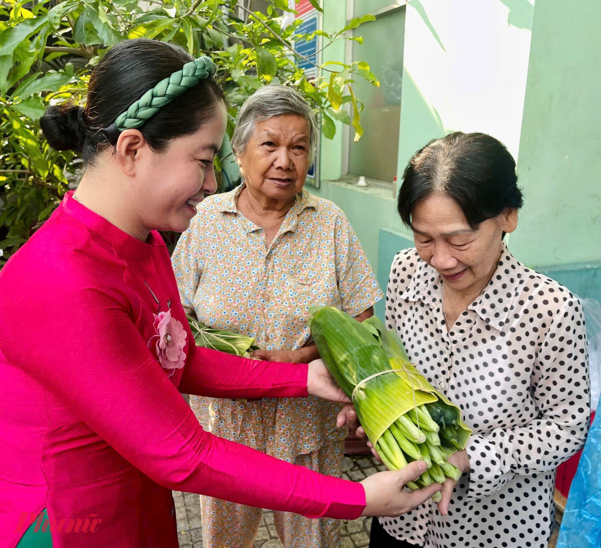 Bà Bùi Thị Ngọc Châu - Chủ tịch Hội LHPN phường 1, quận Tân Bình trao quà đến hội viên khó khăn