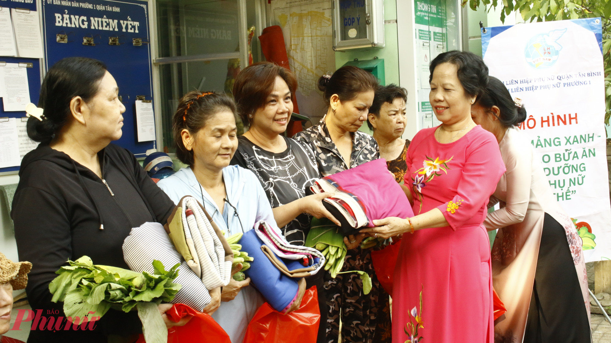 Ngoài rau sạch, các mạnh thường quân còn trao mền, quà đến hội viên khó khăn, neo đơn