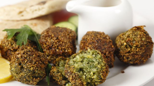 Egyptian falafel (Taameya) là một món ăn chay truyền thống của Ai Cập, làm từ đậu fava (đậu tươi) nghiền nát, hành tây, tỏi, gia vị như rau mùi, thì là và tiêu. Món ăn được chiên giòn bên ngoài nhưng mềm bên trong, thường ăn kèm với rau sống và bánh mỳ pita. Taameya rất giàu protein, chất xơ và vitamin từ đậu fava, giúp cung cấp năng lượng bền vững và tốt cho hệ tiêu hóa. Đ