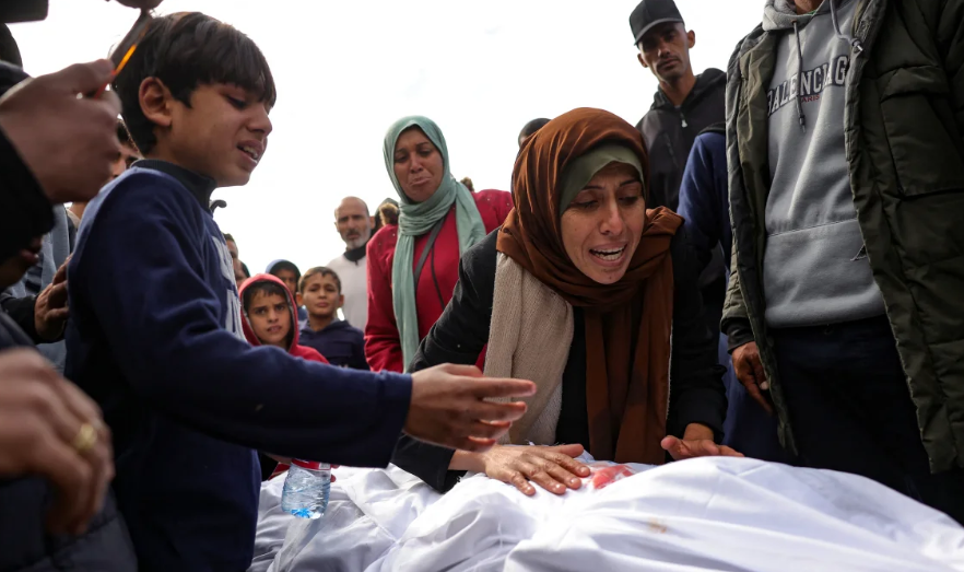 Một phụ nữ Palestine và một đứa trẻ đang than khóc bên thi thể người thân thiệt mạng trong cuộc không kích của Israel, tại sân bệnh viện Indonesia ở Beit Lahia, phía bắc Dải Gaza vào ngày 22 tháng 3 năm 2025. Bashar Taleb/AFP qua Getty Images