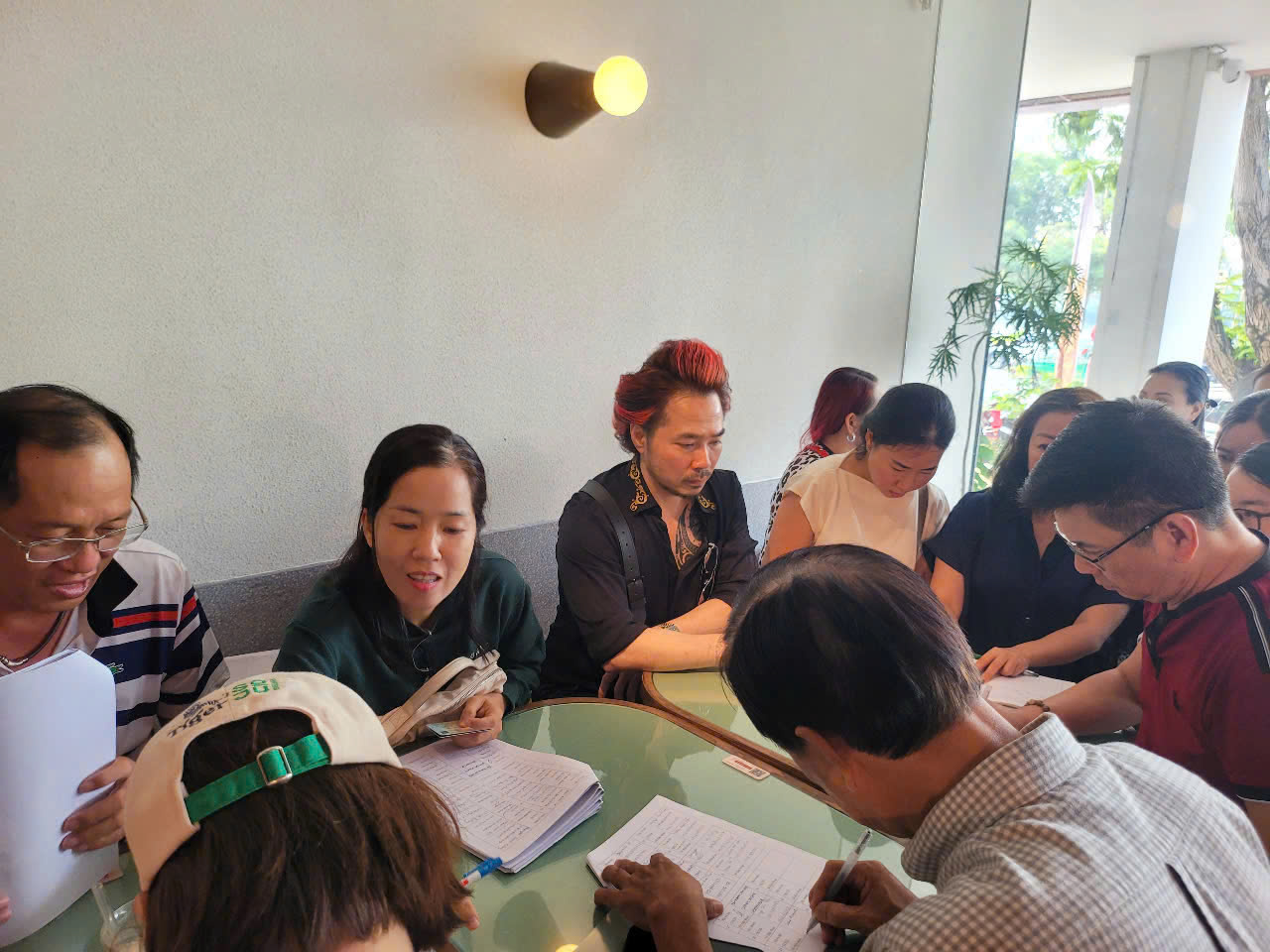 Phụ huynh của 1.400 học sinh Trường Quốc tế Mỹ AISVN tiếp tục cầu cứu khẩn cấp - Ảnh: P.L