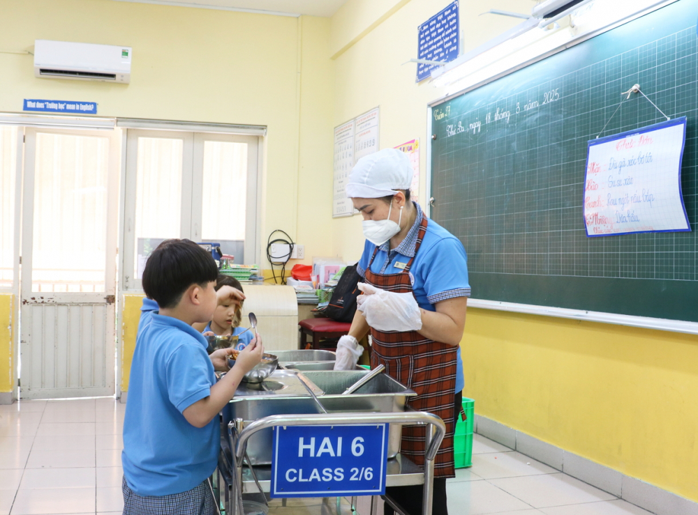 Học sinh thừa cân, béo phì được bảo mẫu Trường tiểu học Đinh Tiên Hoàng (quận 1, TPHCM) yêu cầu ăn canh rau trước khi ăn cơm - Ảnh: Trang Thư