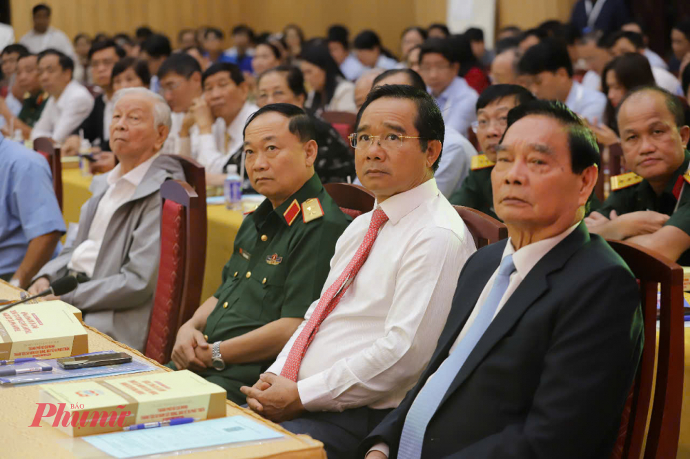 Các lãnh đạo, nguyên lãnh đạo TPHCM tham dự hội thảo - Ảnh: Phùng Huy 