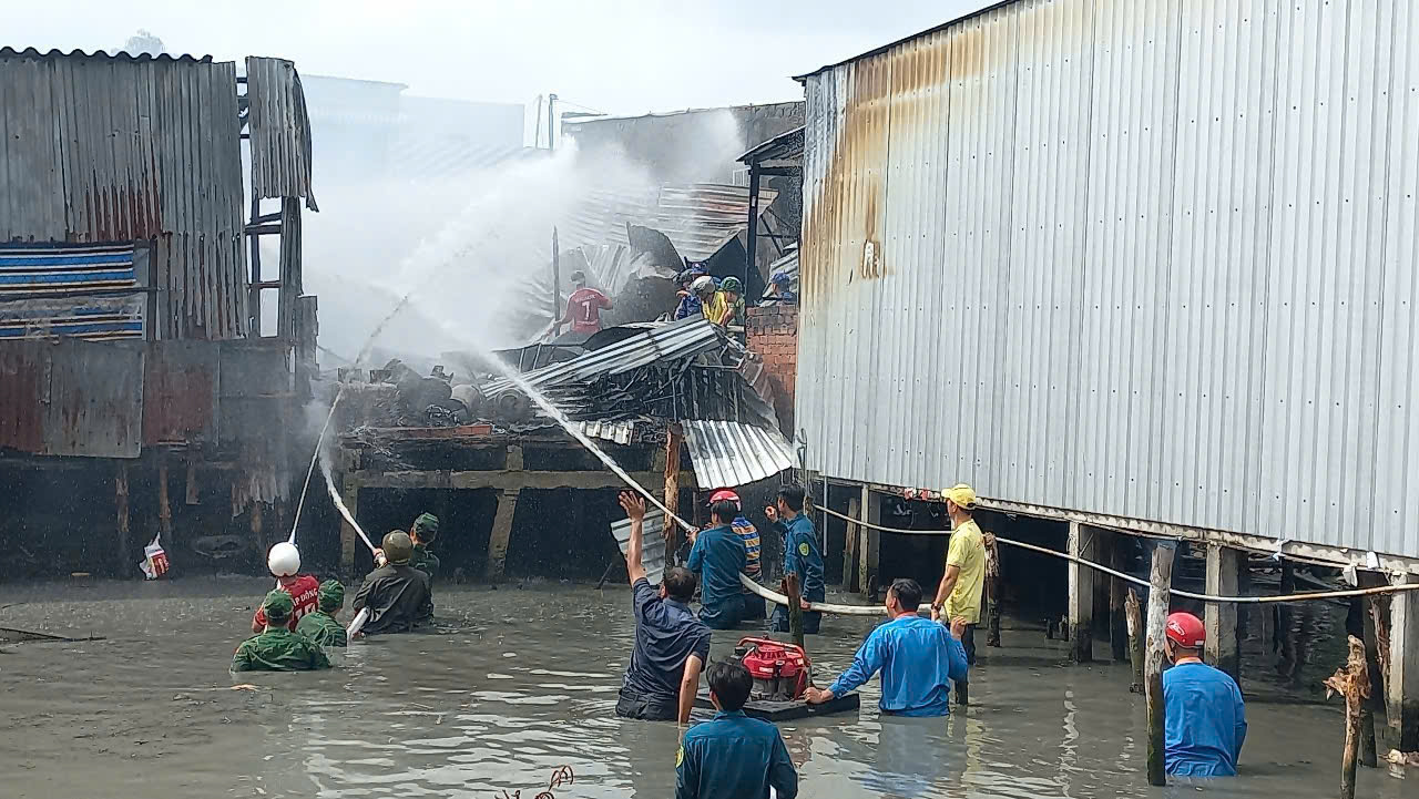 Hiện trường vụ hỏa hoạn tại huyện Năm Căn. Ảnh CTV