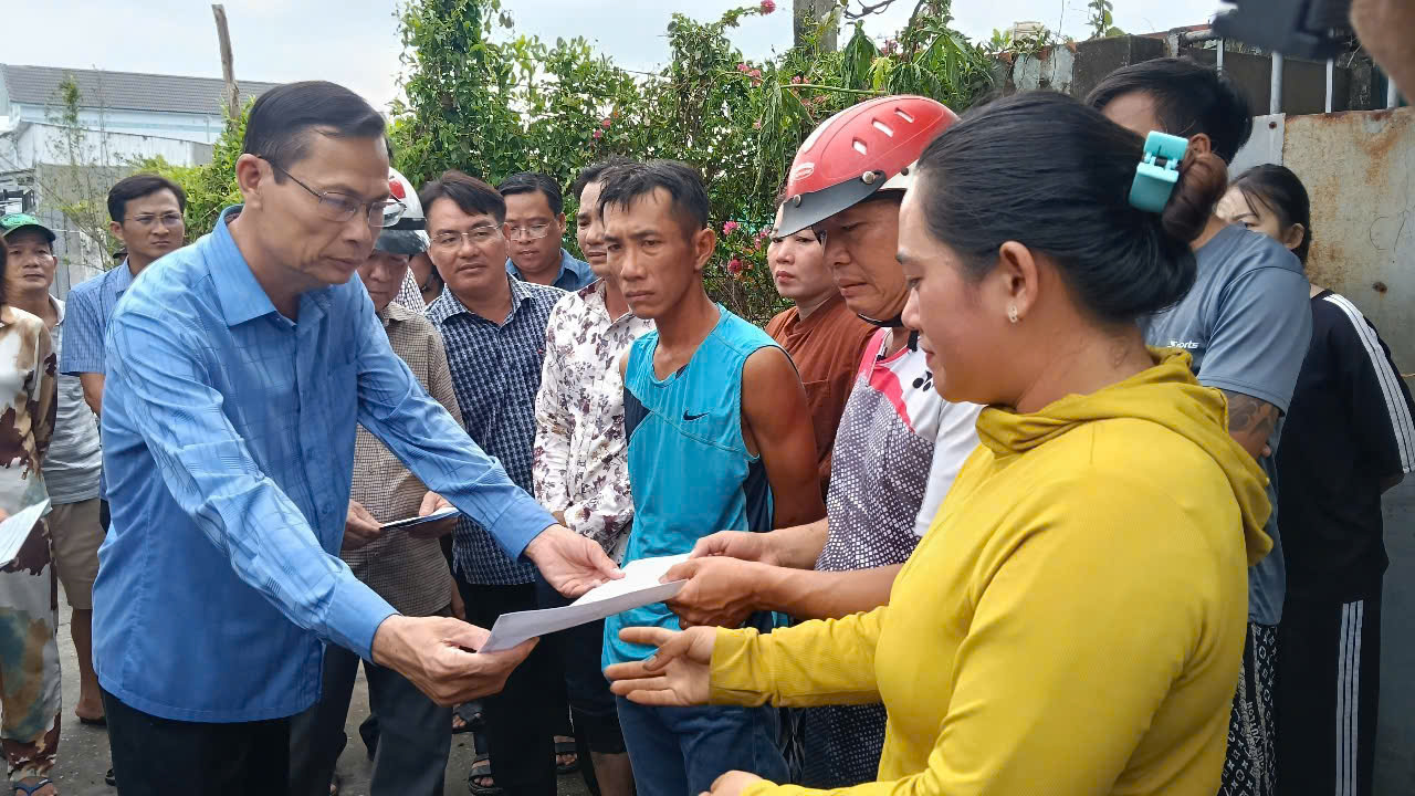 Ngành chức năng địa phương đã đến thăm hỏi, hỗ trợ người dân có nhà bị cháy