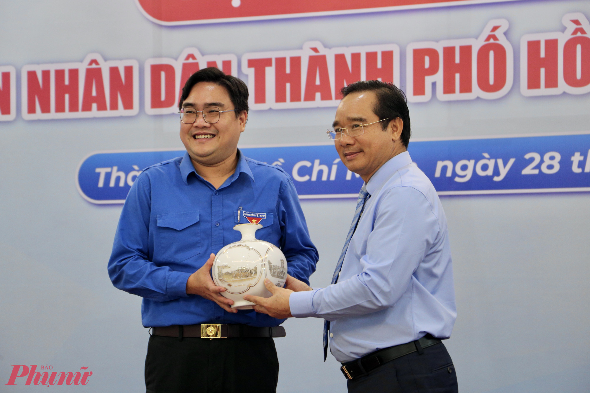 Chủ tịch UBND TPHCM Nguyễn Văn Được: “Thanh niên cần thẳng thắn chia sẻ ước mơ, hoài bão” Ông Nguyễn Văn Được trao quà lưu niệm cho Bí thư Thành Đoàn TPHCM - Ảnh: Thanh Tâm