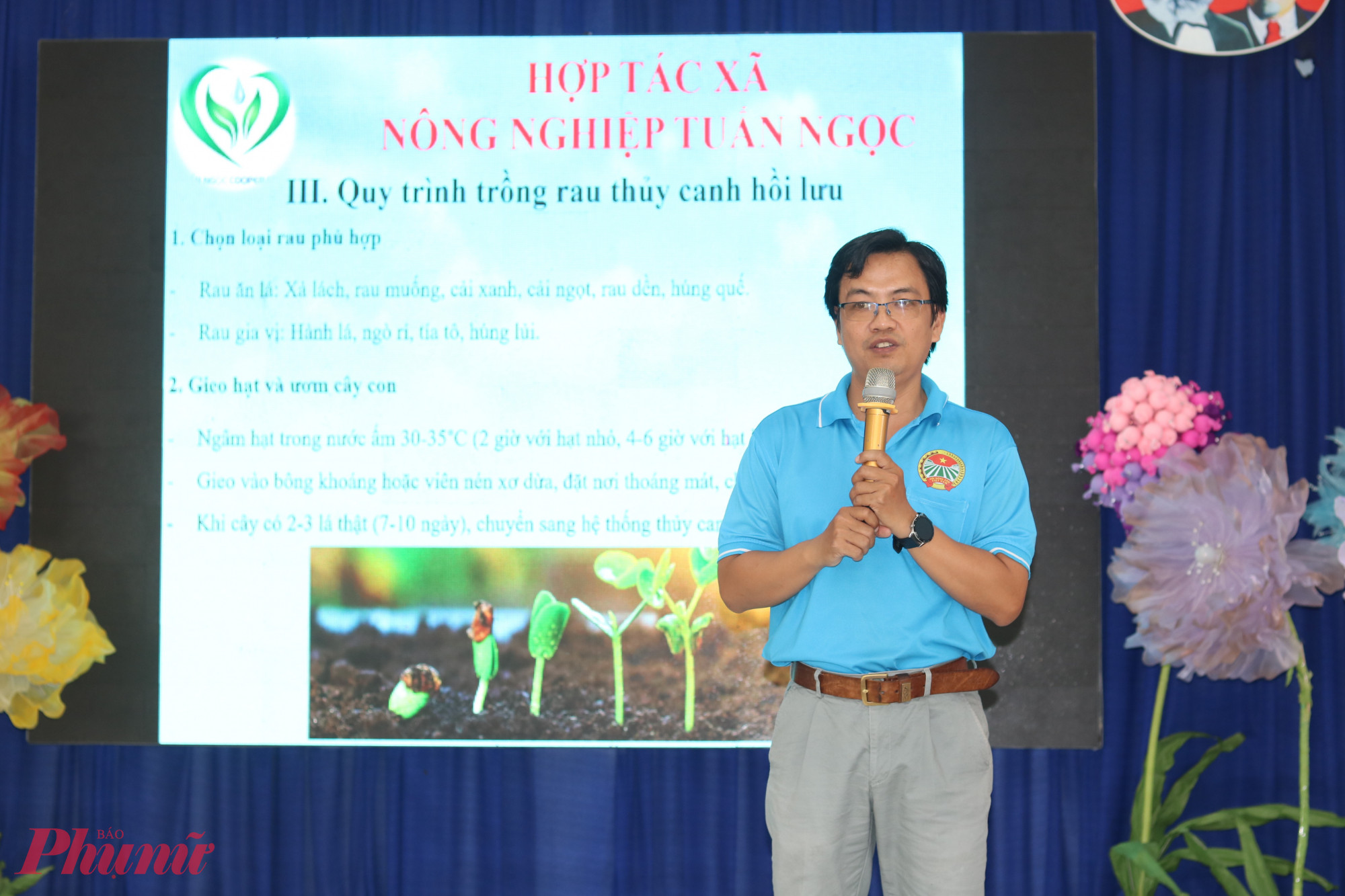 Anh Lâm Ngọc Tuấn – Giám đốc Hợp tác xã nông nghiệp Tuấn Ngọc – giới thiệu cho chị em dự ngày hội về cách trồng và chăm sóc rau thuỷ canh tại nhà.