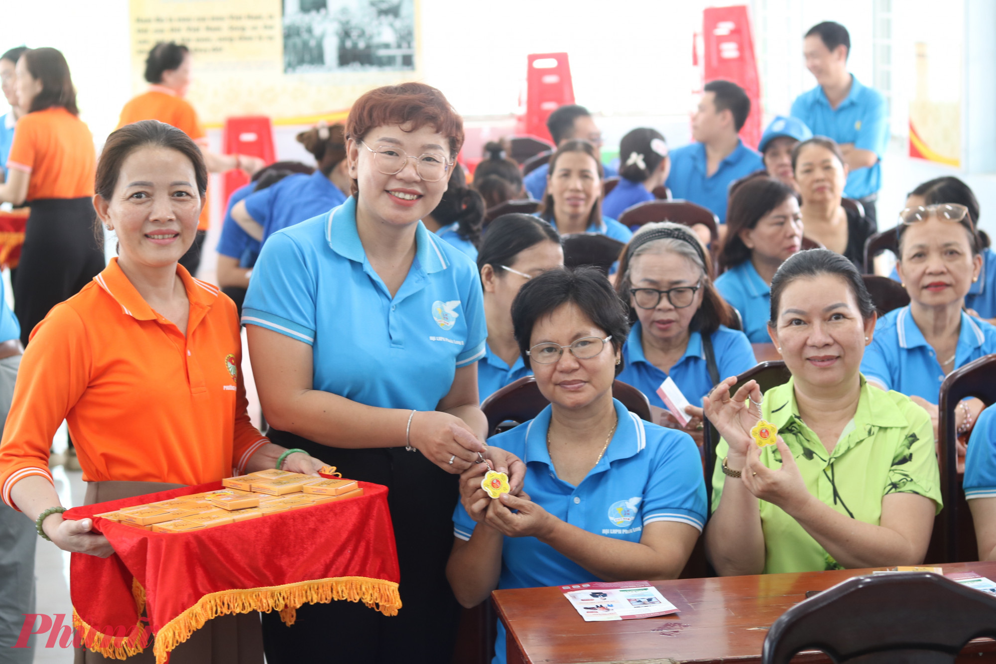 Dịp này, ban tổ chức tặng 1.000 móc khóa tuyên truyền cuộc vận động “Xây dựng gia đình 5 không 3 sạch” và việc phân loại chất thải rắn sinh hoạt tại nguồn.