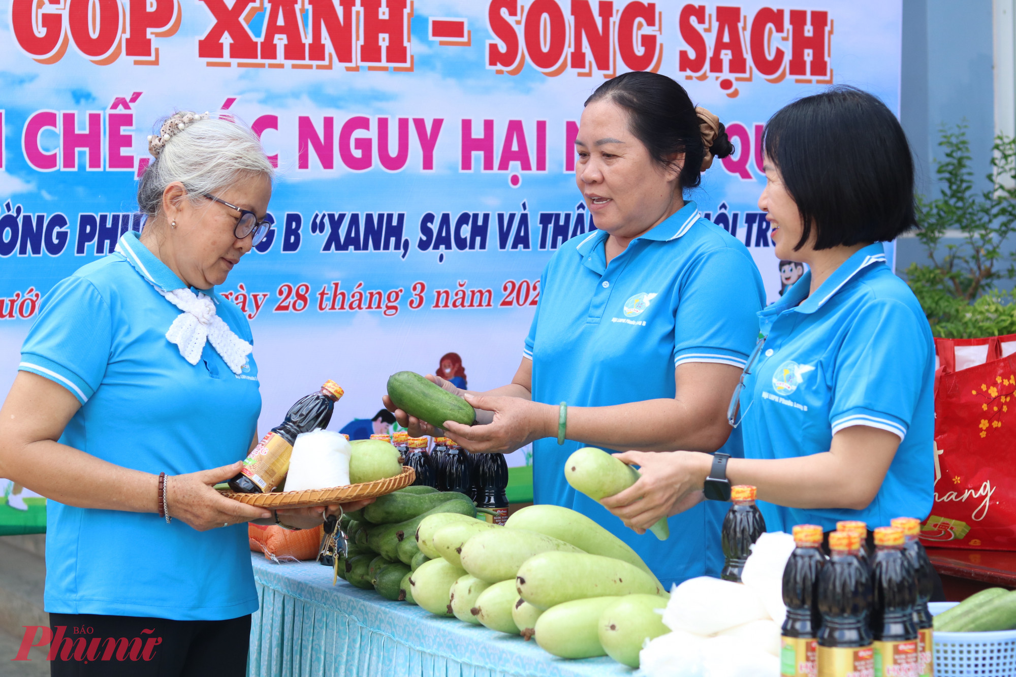 Chị em mang rác có thể tái chế đến đổi quà tại Ngày hội Góp xanh – sống sạch. 