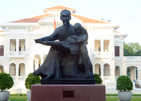 Diệp Minh Châu - Nhà điêu khắc luôn khắc hình Bác trong tim Bức tượng Bác Hồ và thiếu nhi từng đặt trước UBND TPHCM là tác phẩm được nhiều người dân TP biết đến nhất của ông