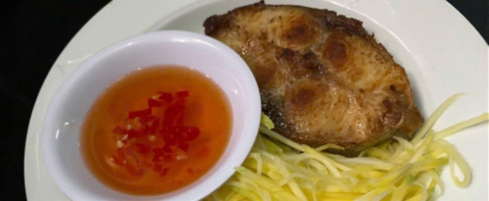Bạn nói bí quyết lựa xoài là xoài phải còn xanh, đủ độ giòn, không cần thương hiệu, hễ... chua là được