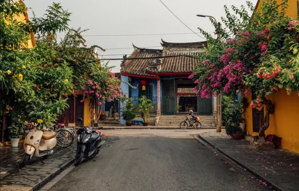 Hội An, Quảng Nam. Nẳm ở vùng duyên hải miền Trung Việt Nam, cuộc sống ở Hội An chậm rãi và ngọt ngào. Khi sống ở cộng đồng nhỏ bé mộng mơ này, tác giả Time Out dành buổi sáng nhâm nhi cà phê dừa trong các quán cà phê và buổi chiều đạp xe qua những cánh đồng lúa đung đưa, những con trâu đang gặm cỏ - Ảnh: Ảnh: Irjaliina Paavonpera/T+L