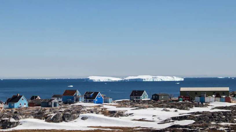 Đảo Disko, Greenland, Đan Mạch. Nằm ở ngoài khơi bờ biển phía tây của Greenland, cách Ilulissat vài giờ đi phà, hòn đảo nhỏ bé này chỉ có 1 khu định cư chính, 1 bãi biển cát đen, những chú chó husky và những ngôi nhà đầy màu sắc hướng ra những tảng băng trôi trên biển. Đến đây để xem người dân hái cây bạch chỉ dại, leo lên đỉnh đồi để ngắm cá voi lưng gù, cá voi minke và cá voi vây bơi qua vịnh Disko - Ảnh: Laura Hall 