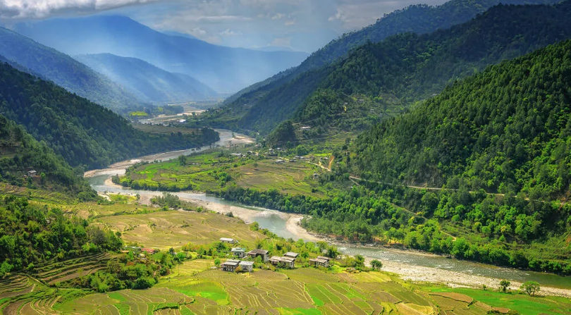 Thung lũng Punakha, Bhutan. Vào mùa xuân, trong khi các vùng núi lân cận vẫn còn lạnh giá của mùa đông thì những sườn đồi bậc thang của Punakha nảy nở những mầm xanh của ớt và gạo đỏ. Đây là 2 nguyên liệu chủ lực của ẩm thực Bhutan - Ảnh: mbrand85 / Shutterstock