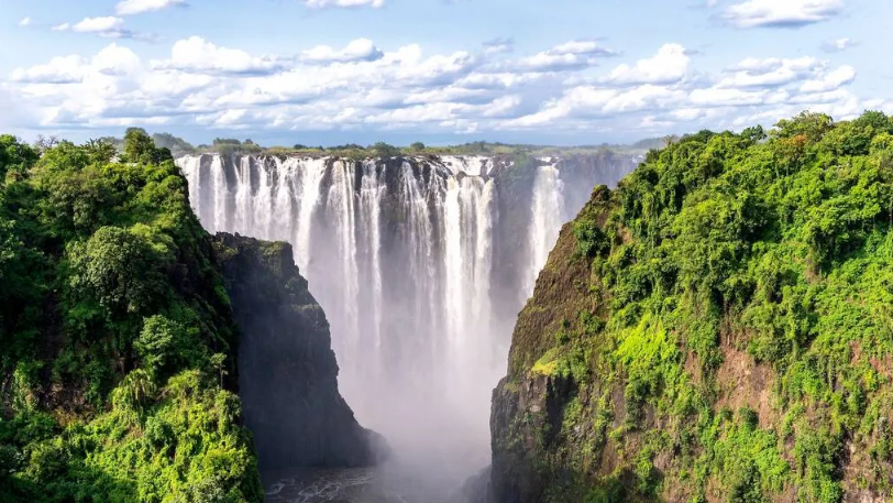 Thác Victoria, Châu Phi. Nằm giữa biên giới Zambia và Zimbabwe, thác Victoria được biết đến là thác nước lớn nhất thế giới. Xung quanh thác là nơi sinh sống của hươu cao cổ, ngựa vằn, khỉ đầu chó và các loài động vật hoang dã khác - Ảnh: Stephan Roeger/Shutterstock