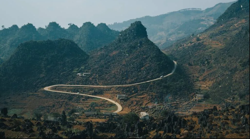 Hà Giang có 2 đèo quá là ngoạn mục. Đèo Thẩm Mã uốn lượn nổi tiếng với những khúc cua tay áo ngoằn ngoèo, hiểm trở và cảnh quan thiên nhiên hùng vĩ.  Còn đèo Mã Pí Lèng thì được gọi là Vua của các con đèo ở Việt Nam.  Cung đường đèo dài khoảng 20 km, với những khúc cua tay áo ngoằn ngoèo, vách đá dựng đứng và vực sâu thăm thẳm. Du khách đến đây có thể ngắm hẻm vực Tu Sản, dòng sông Nho Quế, cao nguyên Đồng Văn và những vách núi dựng đứng - Ảnh: JB_BuiManhTuan / Shutterstock