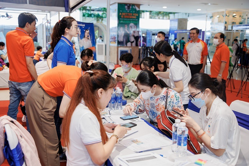 Sinh viên tham gia Ngày hội việc làm tại Đại học Kinh tế TPHCM - Ảnh: UEH