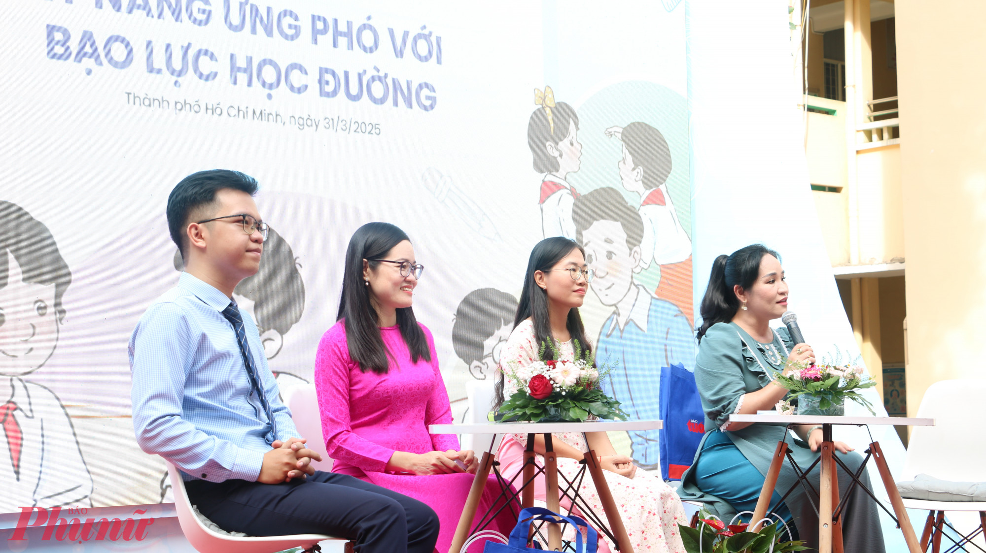 Bà Tô Nhi A chia sẻ kinh nghiệm để ba mẹ quan sát tâm lý cho học sinh - Ảnh: Trang Thư