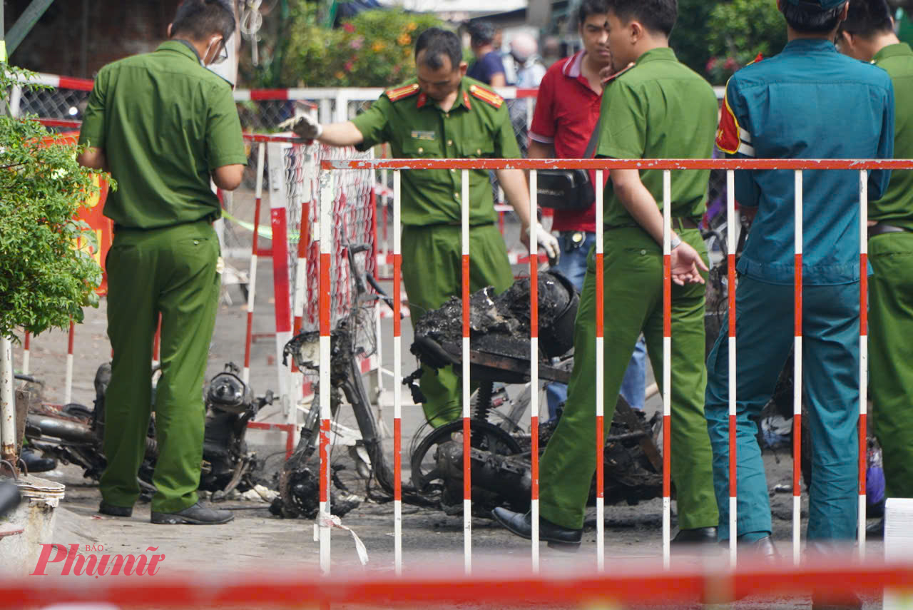 Xe máy trơ khung được cảnh sát đưa ra ngoài.