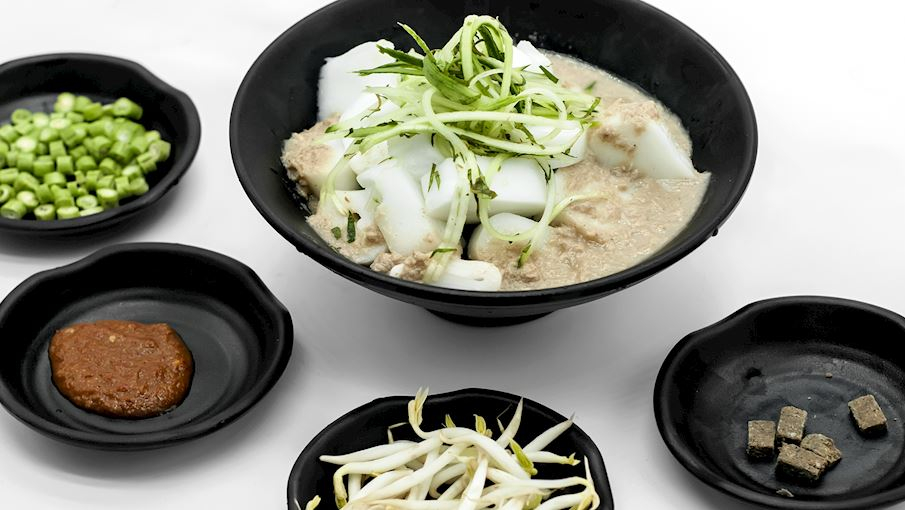 Laksam là món canh truyền thống của Malaysia, đặc biệt phổ biến ở bang Terengganu. Món ăn này gồm mì dẹt làm từ bột gạo, ăn kèm với nước dùng từ cá (thường là cá thu) nấu cùng gia vị như sả, nghệ và ớt. Nước dùng có màu trắng kem, béo ngậy từ cốt dừa và có hương vị đậm đà, ngọt tự nhiên từ cá. Laksam thường được ăn kèm với rau sống như dưa leo và giá đỗ. 