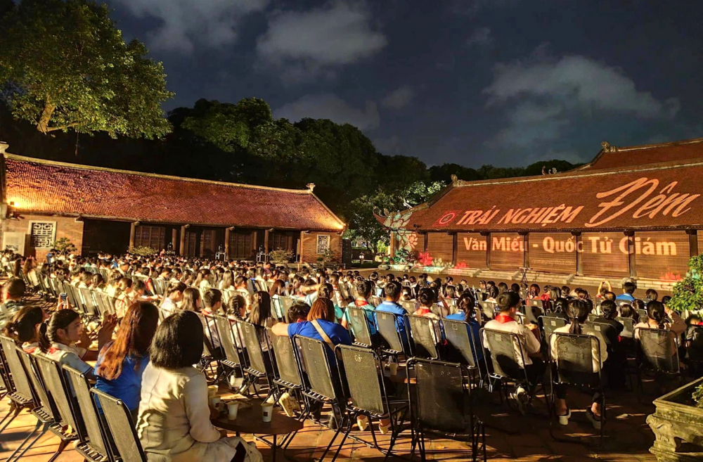 Tour đêm Văn Miếu - Quốc Tử Giám thu hút du khách - ẢNH: M.T.