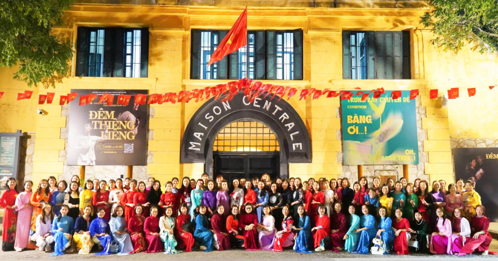 Tour “Đêm thiêng liêng” ở di tích lịch sử nhà tù Hỏa Lò luôn thu hút đông đảo du khách ẢNH: M.T.