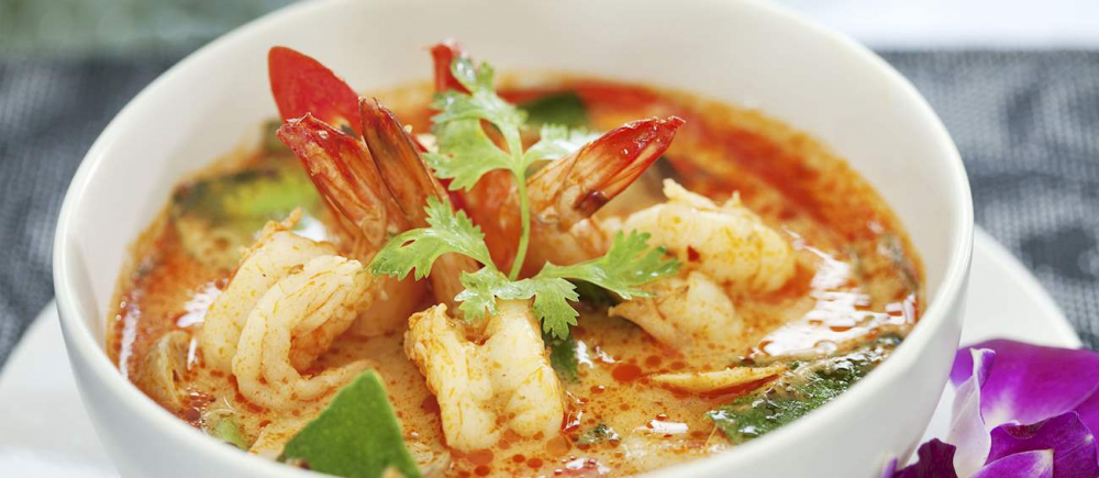 Tom Yum là món canh chua cay nổi tiếng của Thái Lan, thường được chế biến từ tôm, nấm, và các loại gia vị như sả, lá chanh kaffir, ớt, và gừng. Nước dùng có hương vị đặc trưng từ sự kết hợp giữa vị chua của chanh và vị cay của ớt. Món này cũng thường có thêm nước mắm và đường để cân bằng hương vị. Tom Yum có thể ăn kèm với cơm hoặc được dùng như món khai vị. 