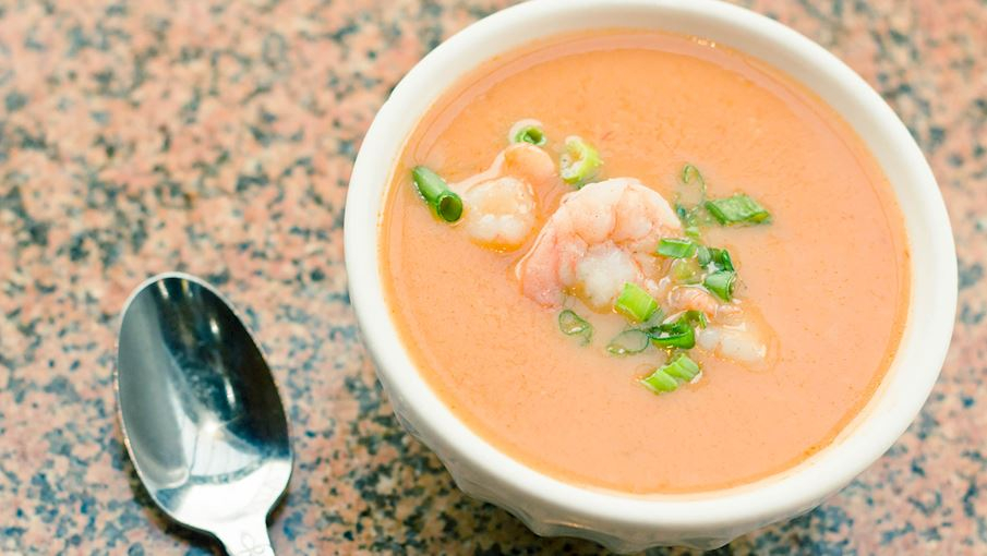 Shrimp Bisque là một món súp kem đặc trưng, thường được chế biến từ tôm xay, nước dùng hải sản, và kem hoặc sữa, tạo nên một kết cấu mịn màng và hương vị đậm đà. Món ăn này thường có vị ngọt từ tôm, kết hợp với các gia vị như hành, tỏi, và rượu vang trắng, mang đến một hương vị phong phú và hấp dẫn. Đôi khi, người ta cũng thêm chút bột mì để tạo độ đặc cho súp.