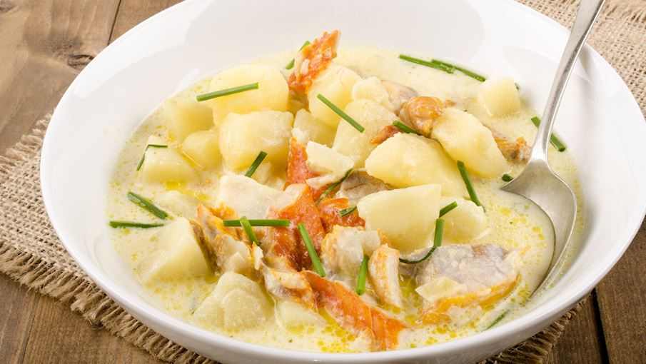 Cullen Skink là một món súp truyền thống của Scotland, đặc trưng bởi hương vị đậm đà từ cá hồi hoặc cá tuyết khói, khoai tây, hành tây và các gia vị cơ bản như tiêu và muối. Món ăn này có màu sắc đặc trưng và thường được nấu với sữa hoặc kem để tạo độ béo ngậy. Cullen Skink xuất phát từ thị trấn Cullen ở vùng Moray, Scotland, và được coi là một món ăn cổ điển của ẩm thực Scotland. Đây là món ăn tuyệt vời cho những ngày lạnh giá, mang lại sự ấm áp và bổ dưỡng.