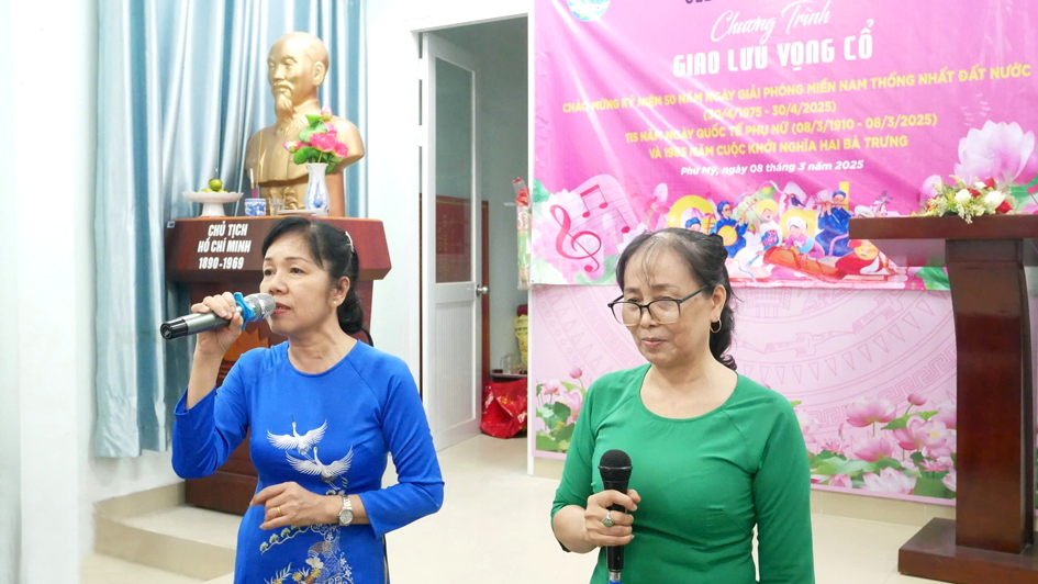 Bà Hương Nguyền (trái) và bà Đỗ Thị Kim Hoa (phải)  là những người đặt nền móng cho sự ra đời của câu lạc bộ