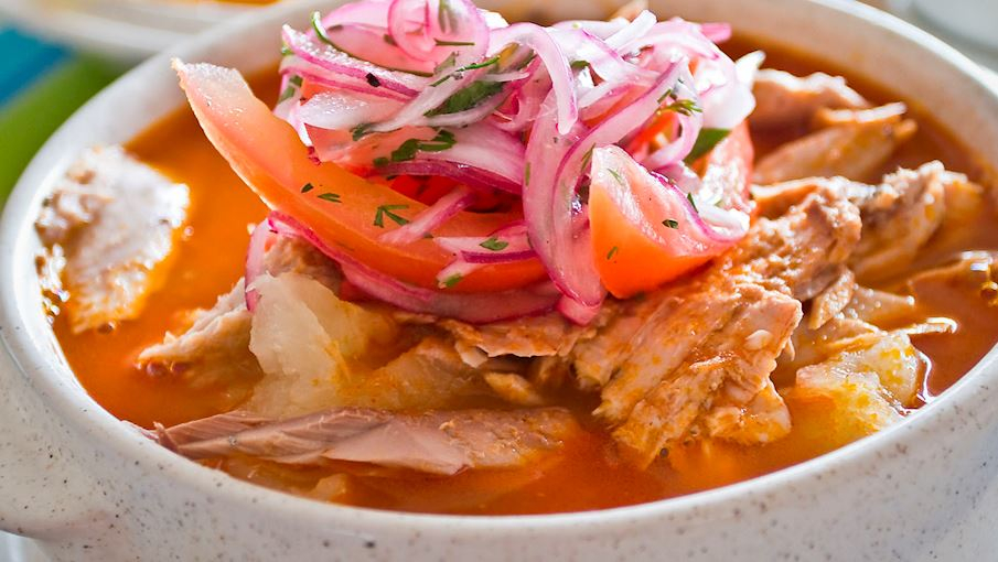 Encebollado là một món canh truyền thống của Ecuador, đặc biệt phổ biến ở vùng bờ biển. Món ăn này được chế biến từ cá tươi (thường là cá ngừ), nấu cùng với hành tây, cà chua, ớt và gia vị như tỏi, rau mùi, và nước cốt chanh. Nước dùng có vị chua nhẹ và cay nồng, tạo sự cân bằng giữa độ ngọt của cá và sự tươi mát từ các gia vị. 