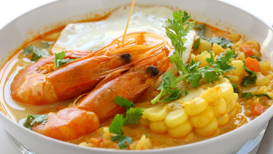 Chupe de camarones là một món canh hải sản truyền thống của Peru, đặc biệt phổ biến ở vùng bờ biển. Món canh này thường được chế biến từ tôm, khoai tây, ngô, và các loại gia vị như tỏi, hành tây, và ớt. Nước dùng của Chupe de camarones thường có vị ngọt từ hải sản kết hợp với sữa hoặc kem, tạo ra độ béo ngậy. Món ăn này còn được thêm phô mai để làm tăng thêm hương vị. 