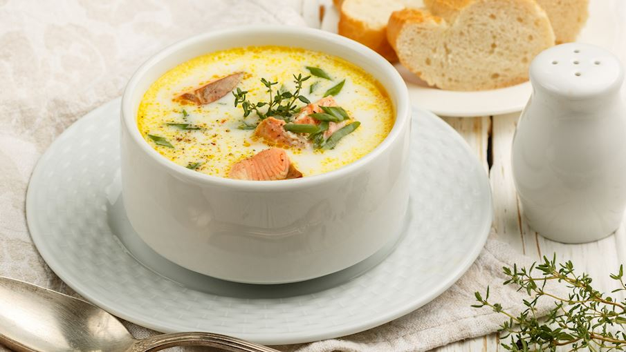 Kalakeitto là món canh cá truyền thống của Phần Lan, thường được chế biến từ cá trắng như cá hồi, cá tuyết hoặc cá bơn. Nước canh được nấu từ khoai tây, hành tây, cà rốt và các gia vị đơn giản như muối, tiêu, thảo mộc. Đôi khi, món này cũng có kem để tạo độ béo ngậy. Kalakeitto thường được thưởng thức kèm với bánh mì đen hoặc bánh mì bơ. 